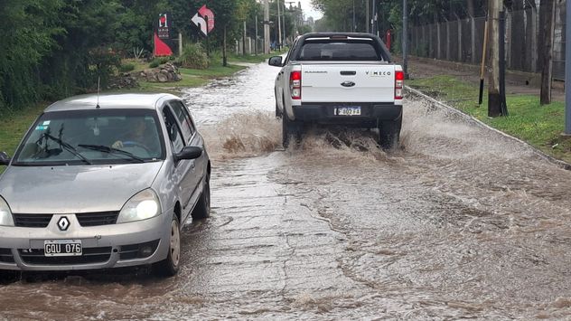 Calles inundadas tras la lluvia en la ciudad de Córdoba.
