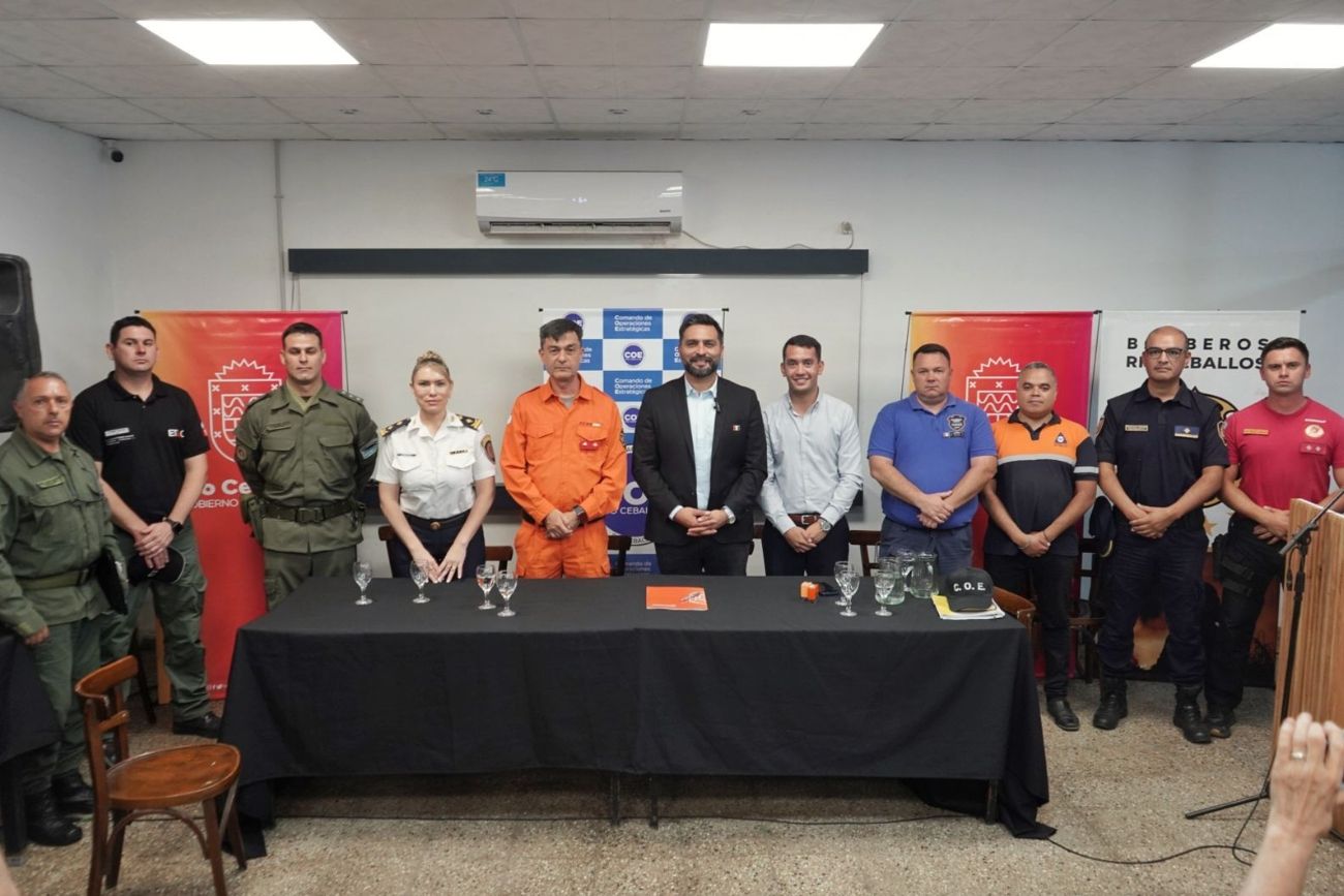 Autoridades municipales y representantes de distintas fuerzas participaron del acto de conformación del espacio interinstitucional.