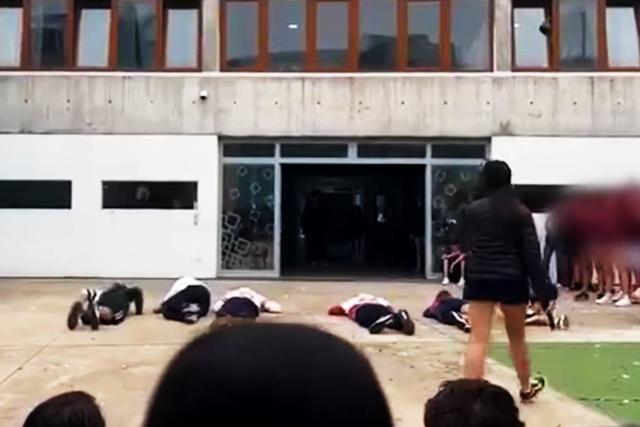 Alumnos de dos colegios bonaerenses simularon fusilamientos para presentar sus buzos de egresados