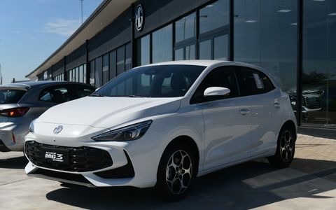 Nuevas concesionarias de autos chinos en la colectora de circunvalación entre Spilimbergo y Monseñor Pablo Cabrera. 