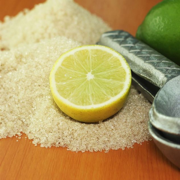 El truco para hacer sal de limón con cáscaras en casa.