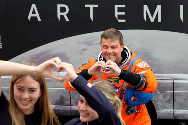 El comandante Reid Wiseman antes del lanzamiento de Artemis II.