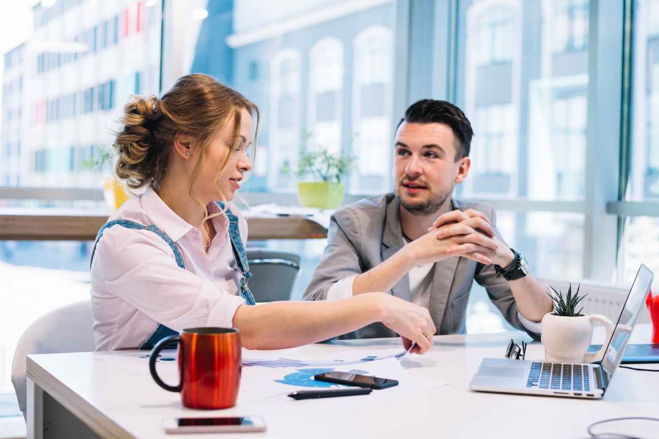 Existen estrategias comunicacionales para que las conversaciones interpersonales en el ámbito laboral sean efectivas y beneficiosas. 