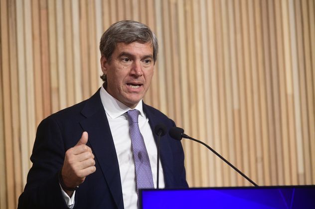 Bolsa de Comercio de Córdoba. Contexto Internacional y caso YPF. Disertan Daniel Zovatto y Bernardo Saravia Frías.