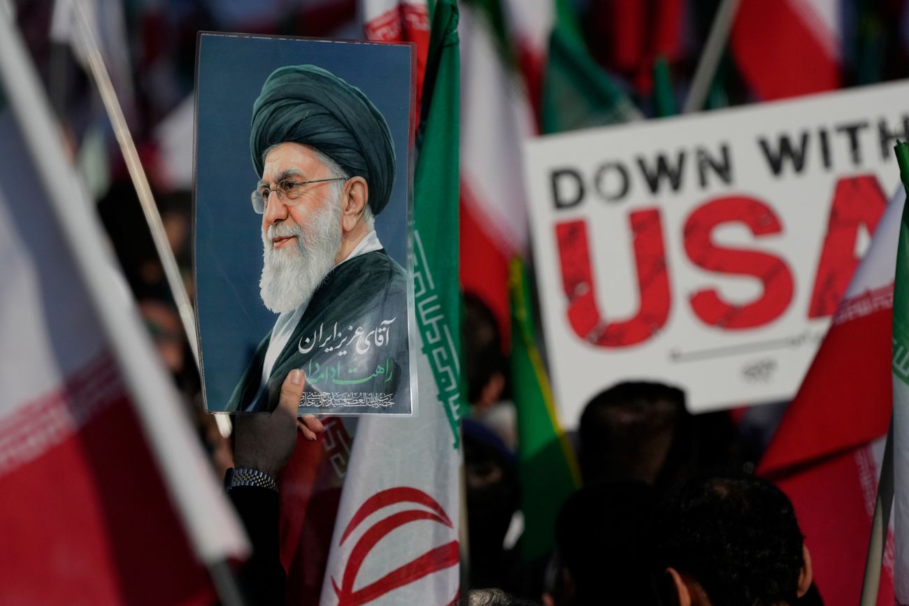 Un cartel del difunto Líder Supremo iraní Ayatolá Ali Jamenei y un letrero antiestadounidense son llevados en Teherán, Irán, el miércoles 1 de abril de 2026, durante un desfile fúnebre por Alireza Tangsiri, jefe de la Armada de la Guardia Revolucionaria Islámica de Irán, y otros fallecidos en ataques israelíes a fines de marzo. (Vahid Salemi)
