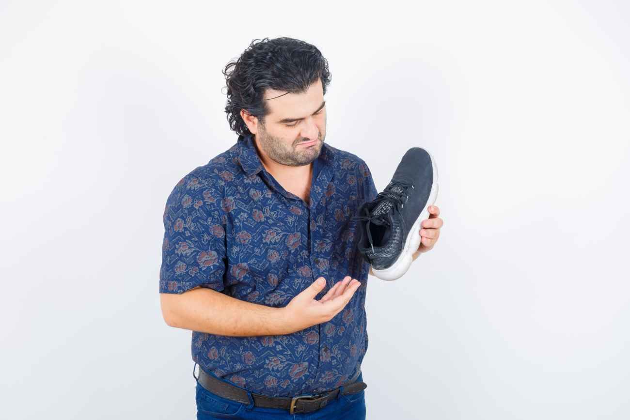 La falta de higiene en los pies puede aumentar la cantidad de bacterias presentes, empeorando el problema del mal olor en el calzado. 