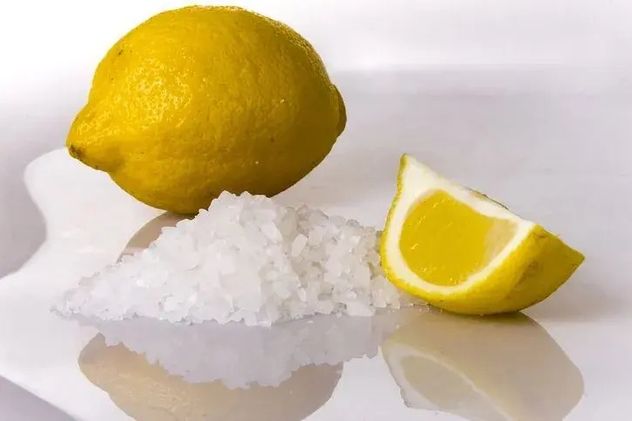 El truco para hacer sal de limón con cáscaras en casa.
