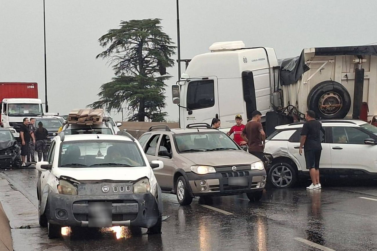 Choque en cadena en el puente de avenida La Voz del Interior