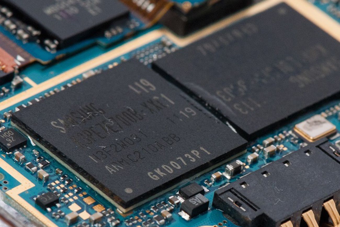 Los data center de los proveedores de IA están absorbiendo la mayor parte de la producción de memorias, generando una escasez que está elevando el precio de computadoras, consolas de juego y celulares. (Samsung.com)