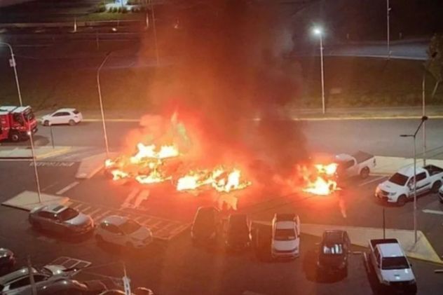 Neuquén: incendiaron seis autos de alta gama frente a la Legislatura