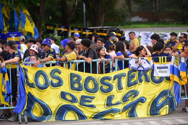 Llegada de Boca a Córdoba y saludo con los hinchas.
