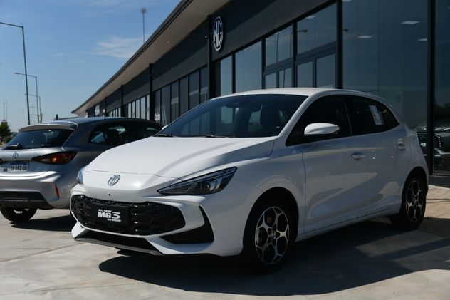 Nuevas concesionarias de autos chinos en la colectora de circunvalación entre Spilimbergo y Monseñor Pablo Cabrera.
