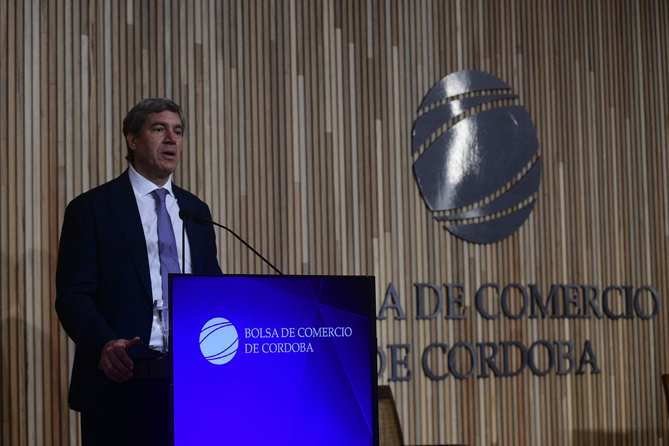 Bolsa de Comercio de Córdoba. Contexto Internacional y caso YPF. Disertan Daniel Zovatto y Bernardo Saravia Frías.