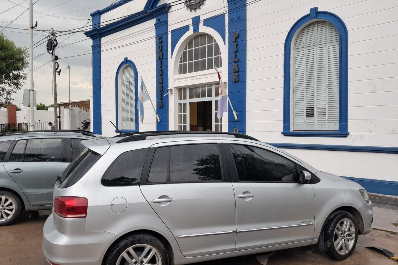 El auto, secuestrado por orden judicial, frente a la comisaría de Pilar. 
