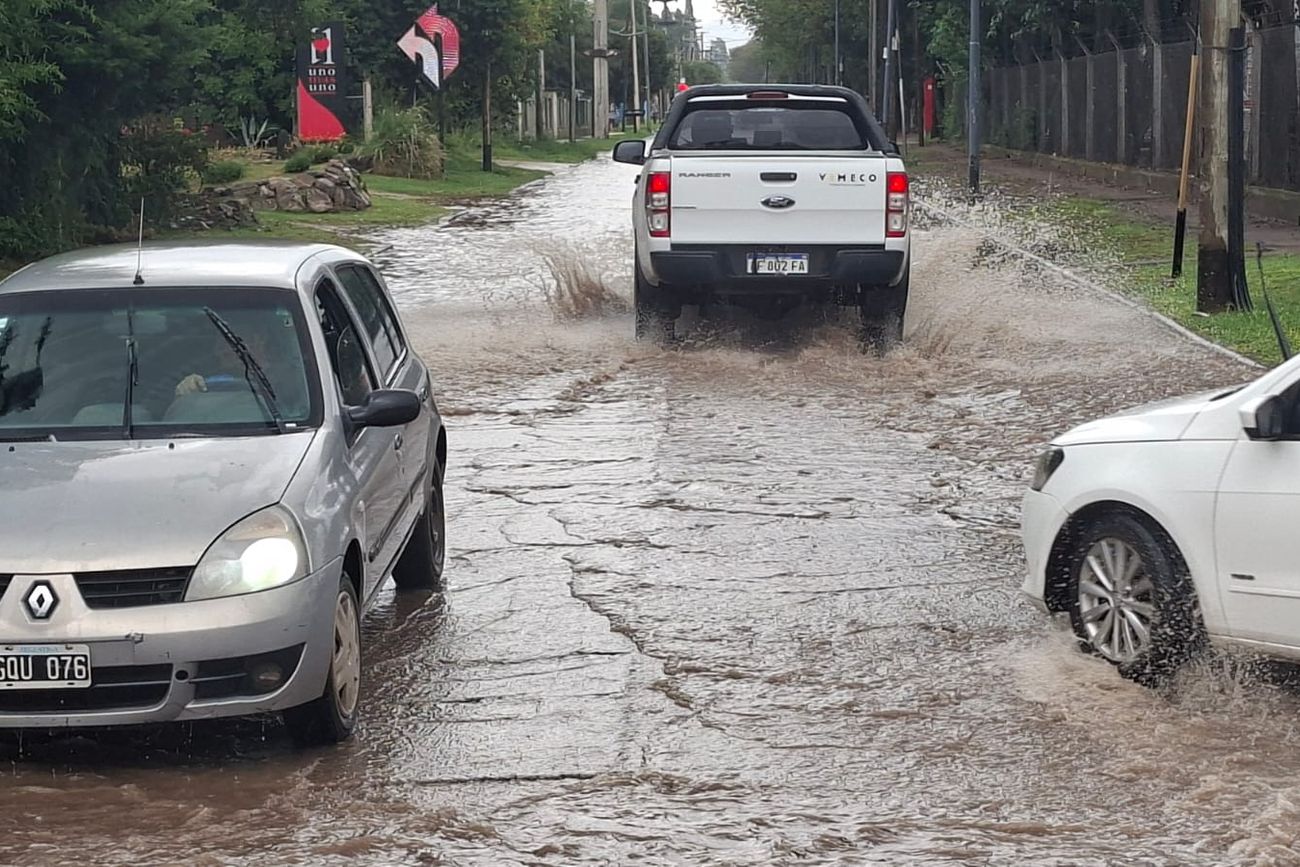 Calles inundadas tras la lluvia en la ciudad de Córdoba.