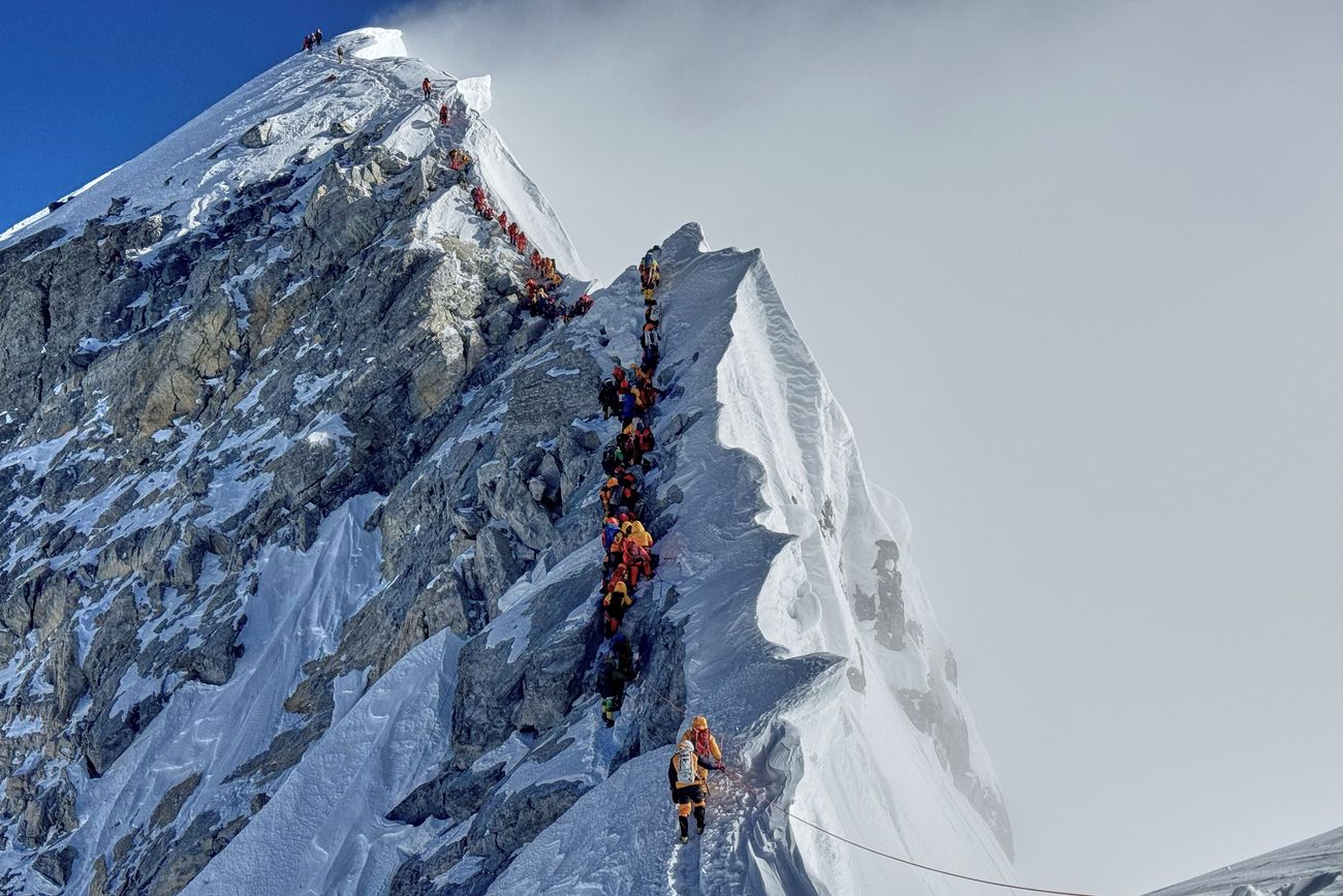 Escándalo en el Everest: destapan una red criminal que engañaba a los turistas para forzar rescates falsos y cobrar el seguro
