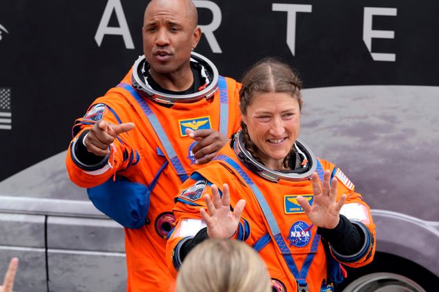 Christina Koch y Victor Glover, antes del lanzamiento de Artemis II.