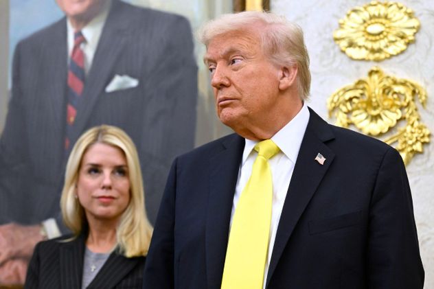ARCHIVO - Pam Bondi y Donald Trump. 