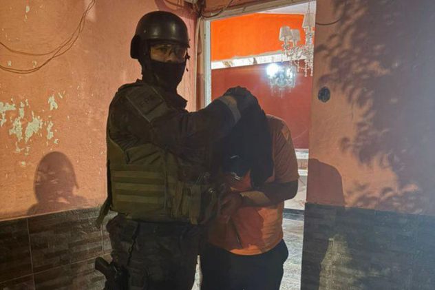 Detuvieron a un policía y su pareja murió tras ingerir cocaína durante el operativo para ocultarla