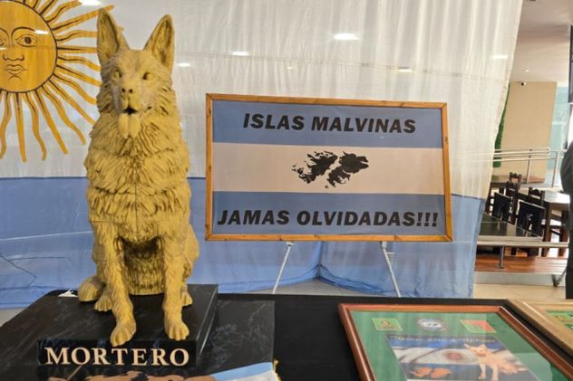 El animal cuenta con una estatua en 3D y su nombre acompaña a la bandera nacional y a la insignia de las Islas Malvinas