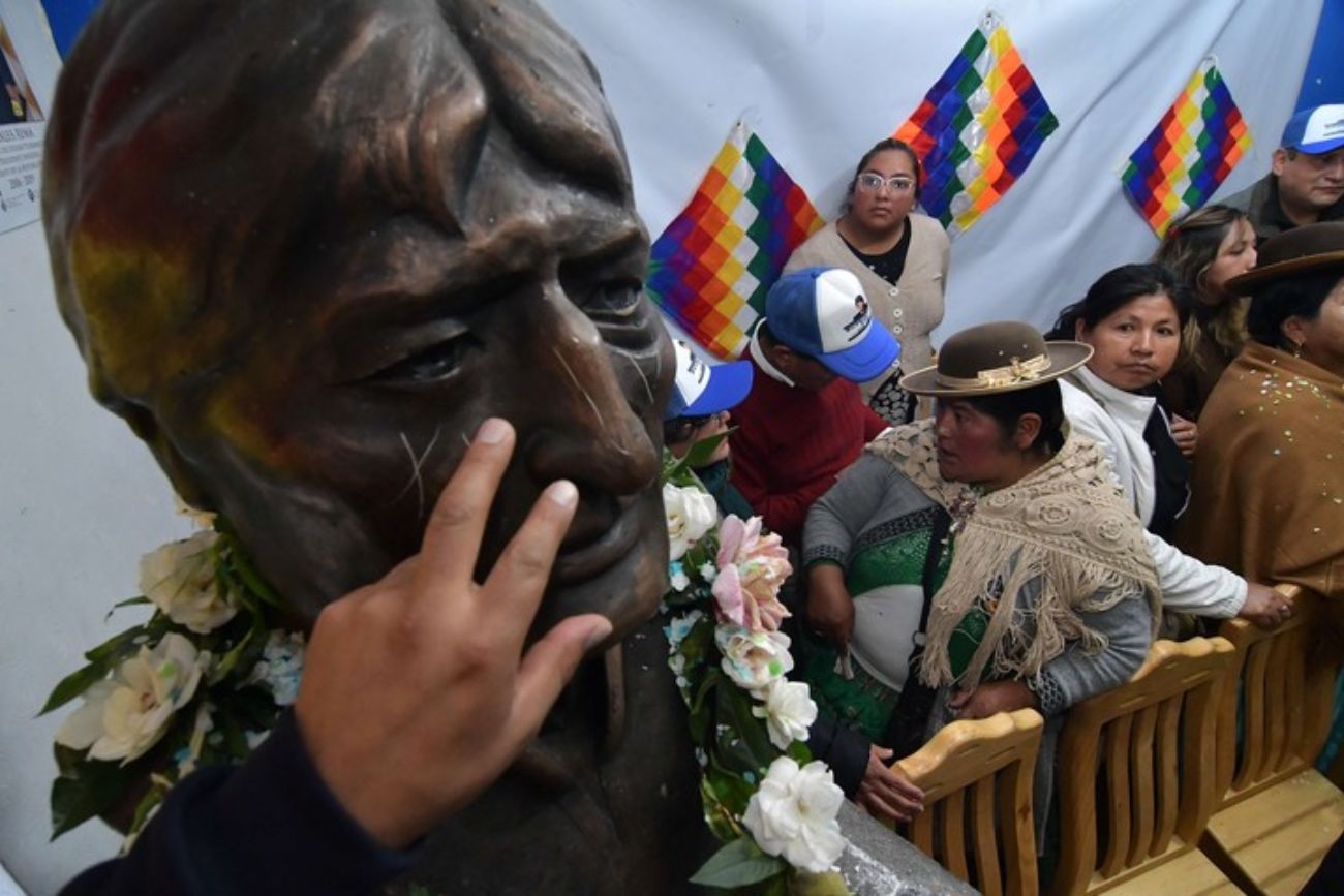 Bolivia: retiraron el busto de Evo Morales del Palacio Legislativo en medio de fuertes tensiones políticas