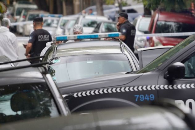 Una policía creyó que la drogaron durante un viaje de aplicación y disparó dentro del auto: cuatro heridos