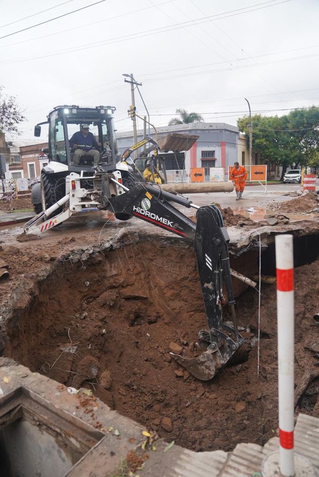Trabajan en la zona de Pastor Taboada, donde un desagüe colapsado provocó un socavón tras las intensas lluvias. (Municipalidad de Córdoba)