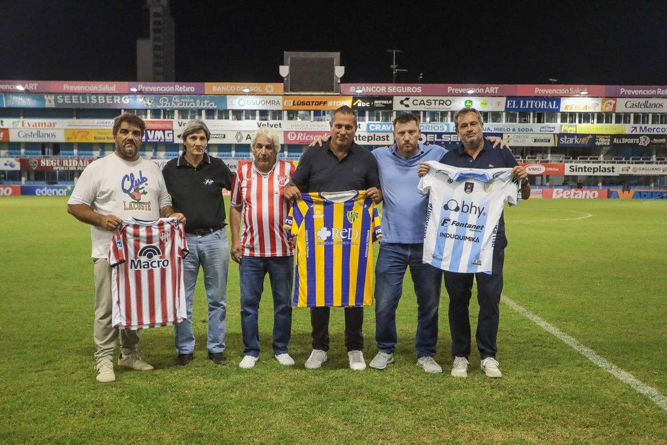 El tesorero Nepote junto a los excombatientes  Juan Alberto Fernández y Félix Omar Brito.