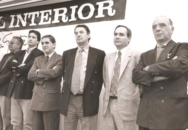 Tercero de izquierda a derecha, Benjamín Ferreyra, en un acuerdo comercial de La Voz con supermercados Americanos, en 1995.