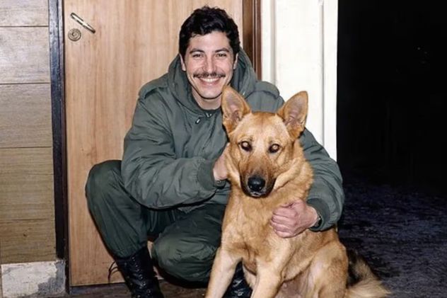 El cabo primero Víctor Alberto Funes junto a Mortero, el perro que viajó infiltrado a Malvinas.