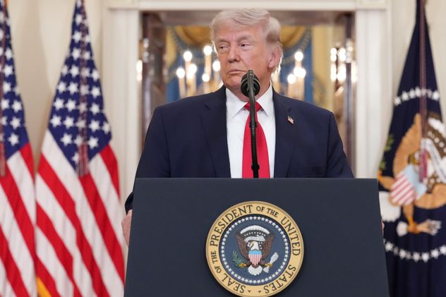 El presidente de los Estados Unidos, Donald Trump, quiere terminar cuanto antes la guerra en Medio Oriente. De eso está pendiente gran parte de la economía global. (AP / Archivo)