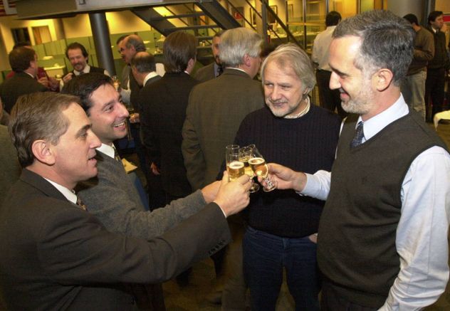 A la izquierda, en un brindis, junto al actual director de La Voz, Carlos Jornet (derecha).