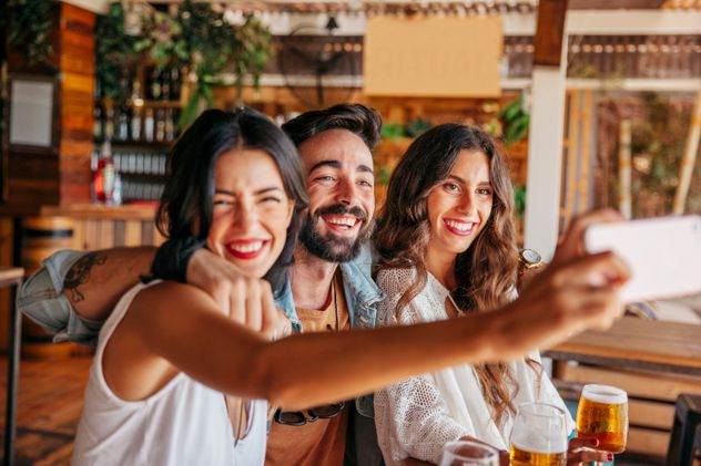 Por qué tener amigos tiene una relación directa con la felicidad, según Harvard.