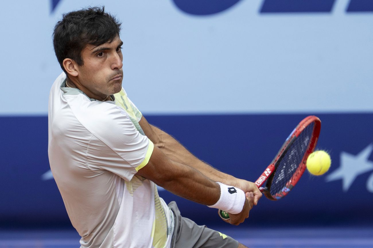 Román Andrés Burruchaga se metió en los cuartos de final del torneo Houston. (AP)