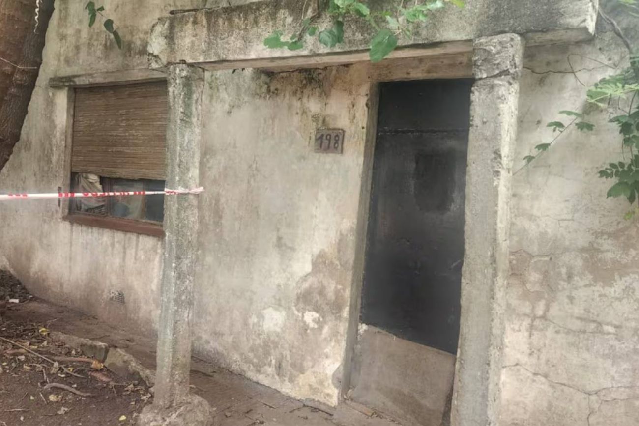 Misterio en Morón. Encontraron el cuerpo de un cantante enterrado en el patio de una casa.