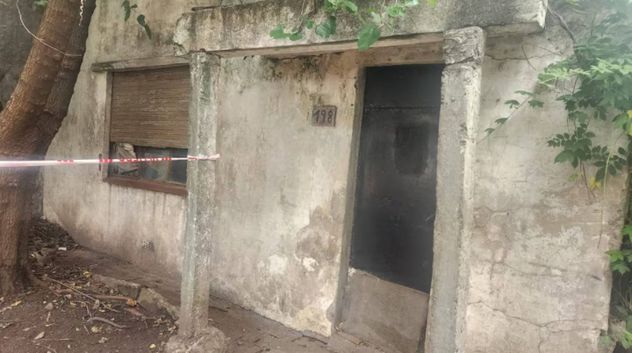 Misterio en Morón. Encontraron el cuerpo de un cantante enterrado en el patio de una casa.