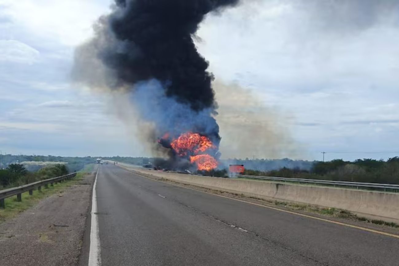 Tragedia en la ruta 14: un camión cisterna se incendió tras un choque y murió el conductor