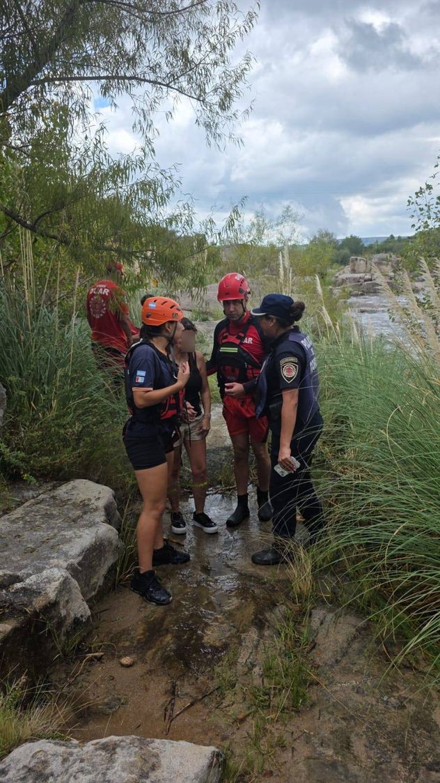 Mina Clavero. Rescataron a una mujer tras una sorpresiva crecida del río Los Sauces.