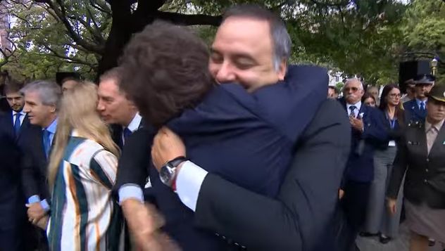 El abrazo entre Javier Milei y Manuel Adorni en el acto por Malvinas (Captura de pantalla)