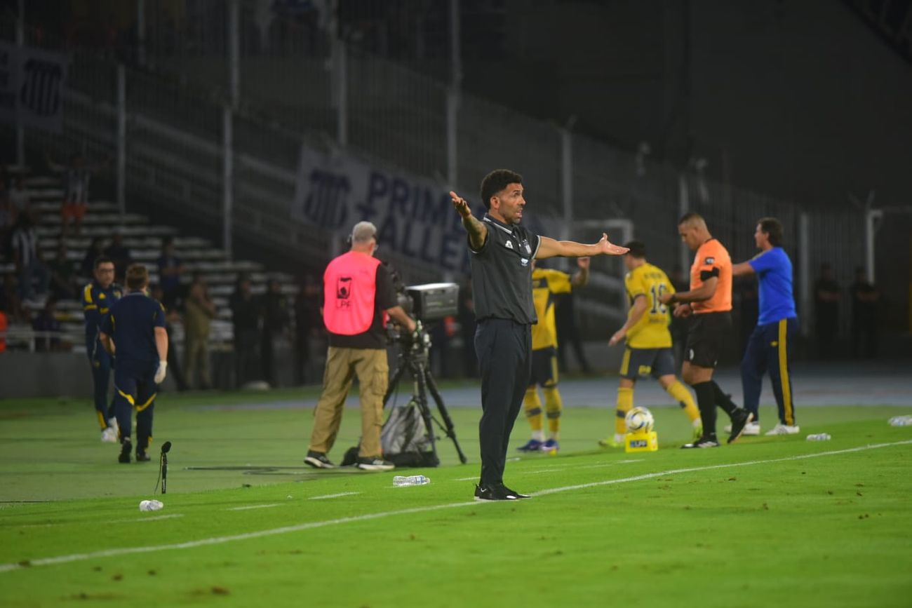 Talleres perdió con Boca en el estadio Mario Kempes por el Torneo Apertura de la Liga Profesional. El DT Carlos Tevez admite que su "T" sigue "en construcción" y que necesita un rodaje que éste fútbol no suele conceder. Paradójico. (Nicolás Bravo / La Voz)