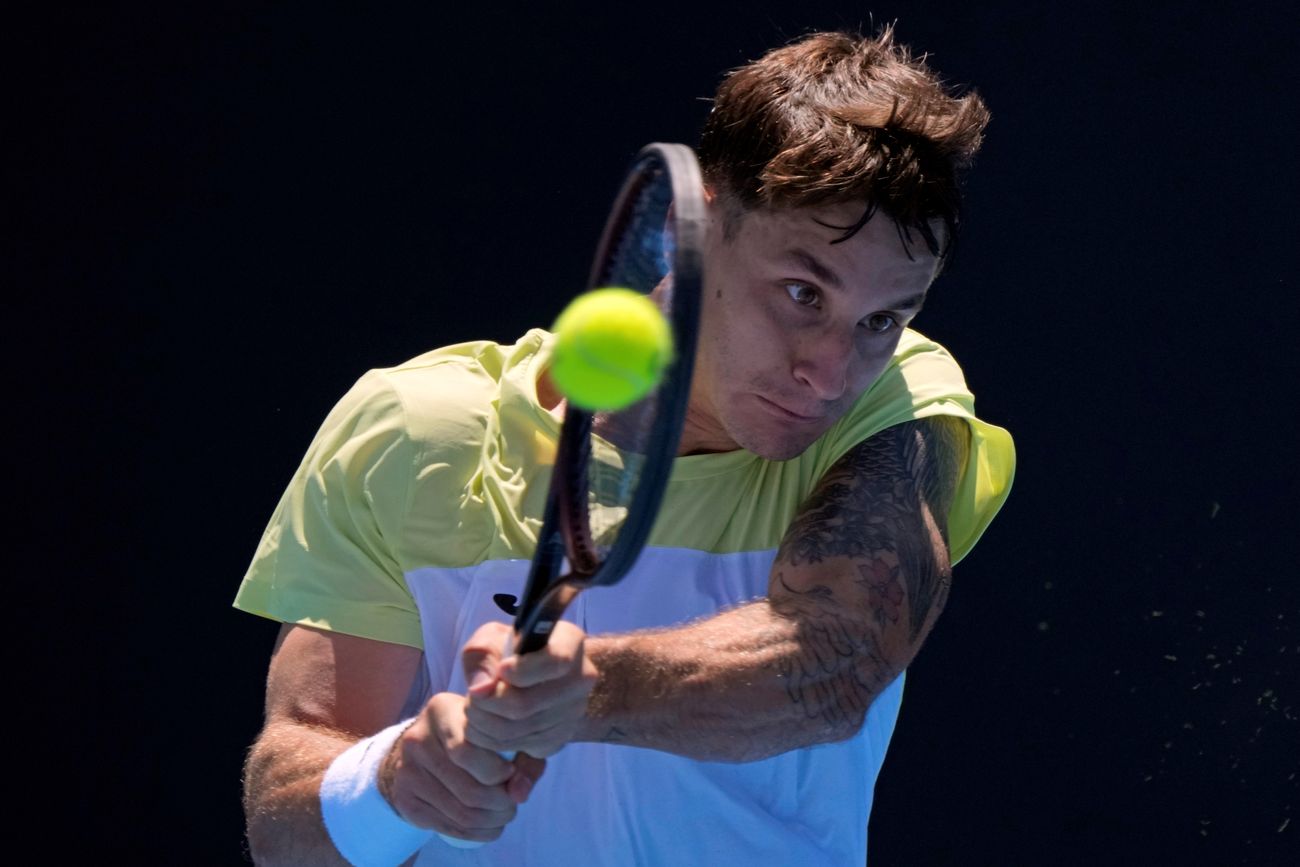 Camilo Ugo Carabelli se medirá con el francés Luca Van Assche en los cuartos de final de Marrakech. (AP)
