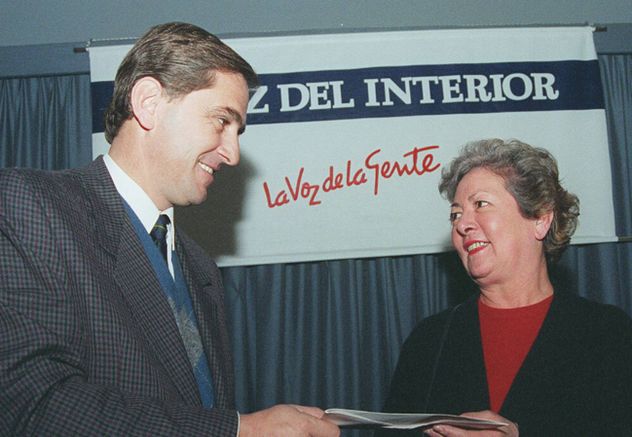 Benjamín Ferreyra, exgerente Comercial de La Voz del Interior, junto a una lectora.