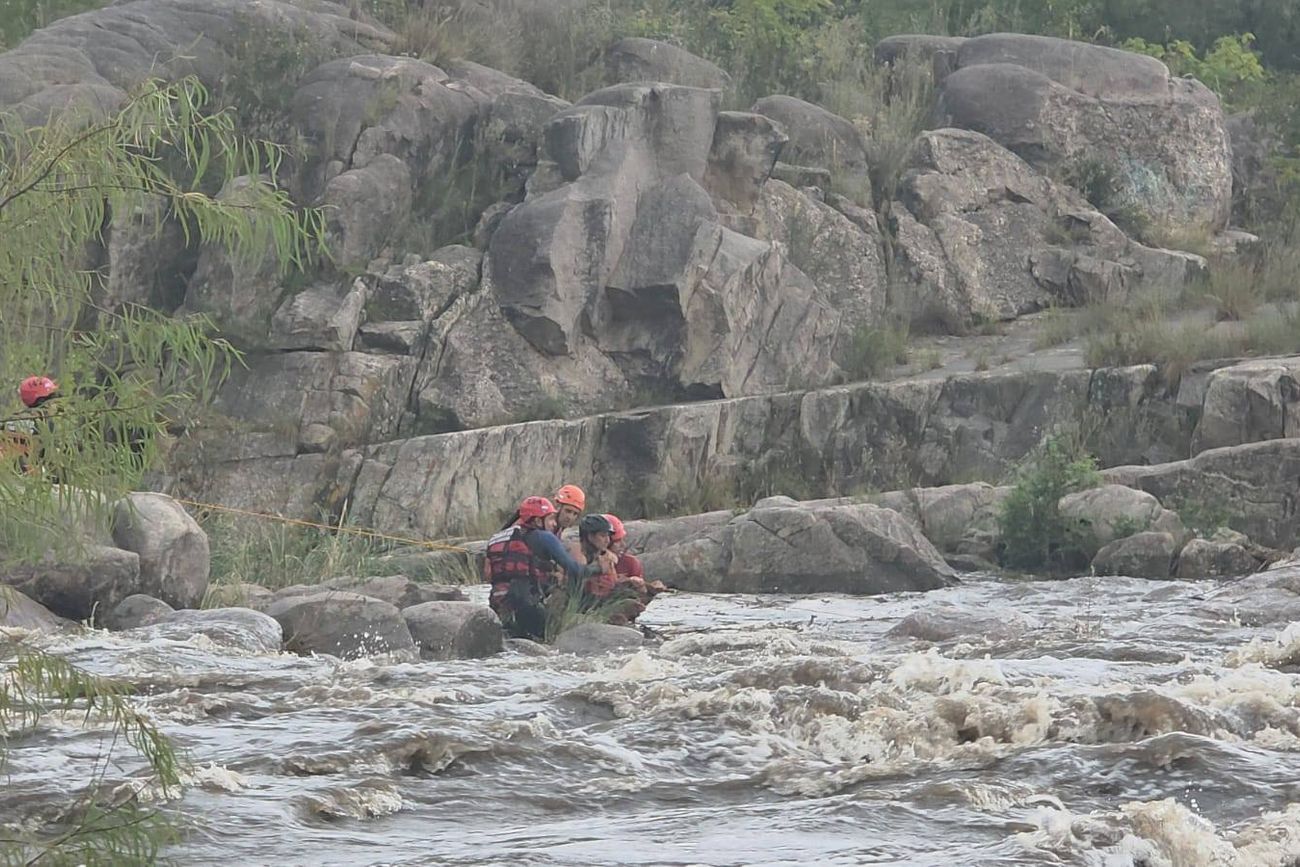Mina Clavero. Rescataron a una mujer tras una sorpresiva crecida del río Los Sauces.