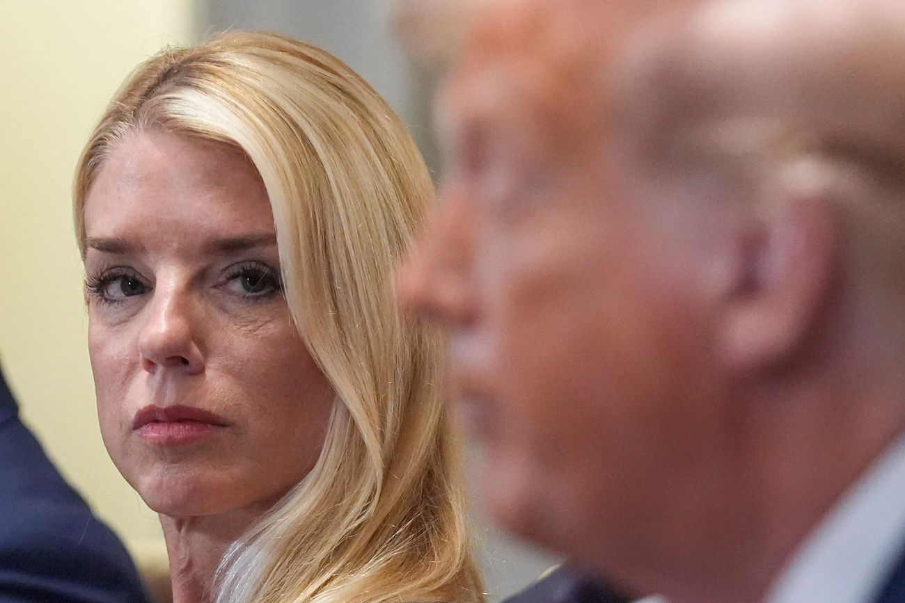 ARCHIVO - Pam Bondi y Donald Trump. 