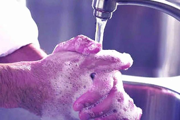 Los jabones, las toallitas, los aerosoles y otros productos antibacterianos de uso diario contribuyen silenciosamente al aumento global de la resistencia a los antimicrobianos.
