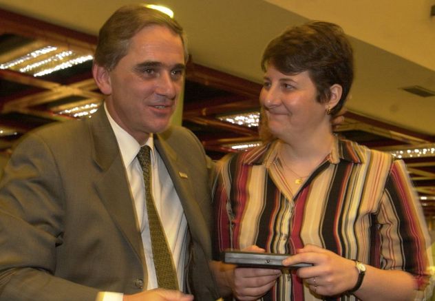 En una entrega de reconocimientos, en este caso con María Eugenia Schiavoni, por entonces en Comercial.