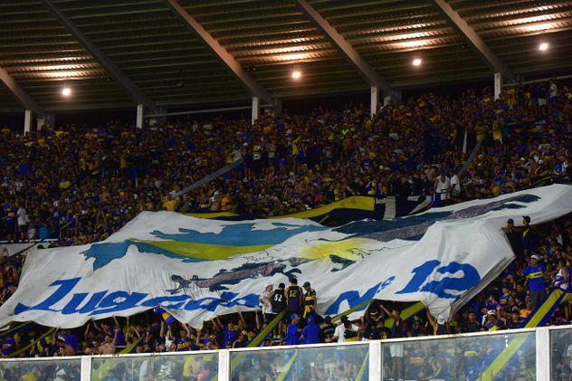 Las Islas Malvinas en las banderas de las hinchadas en el partido entre Talleres y Boca en el Estadio Kempes.  