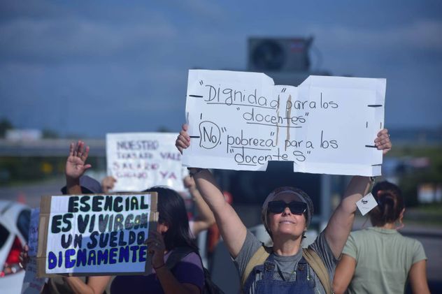 Docentes autoconvocados protestan este Viernes Santo en la zona del peaje de la autopista Córdoba-Carlos Paz.
