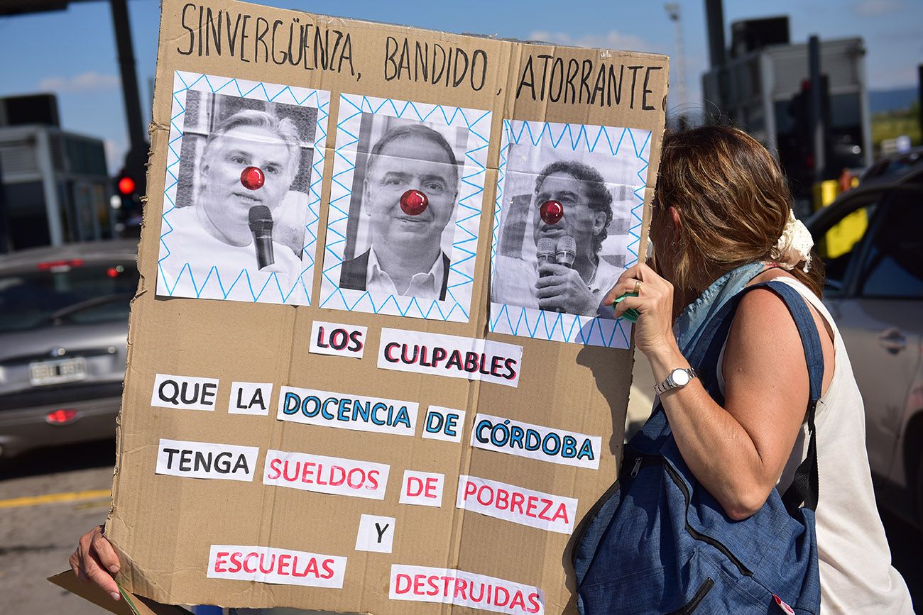 Docentes nucleados en UEPC protestan este Viernes Santo en la zona del peaje de la autopista Córdoba-Carlos Paz. 
