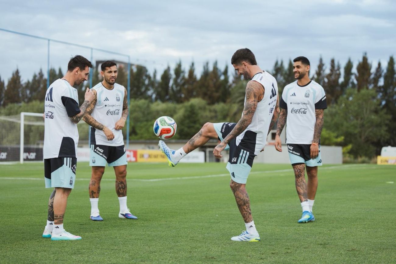 Romero junto a Paredes, Messi y De Paul.